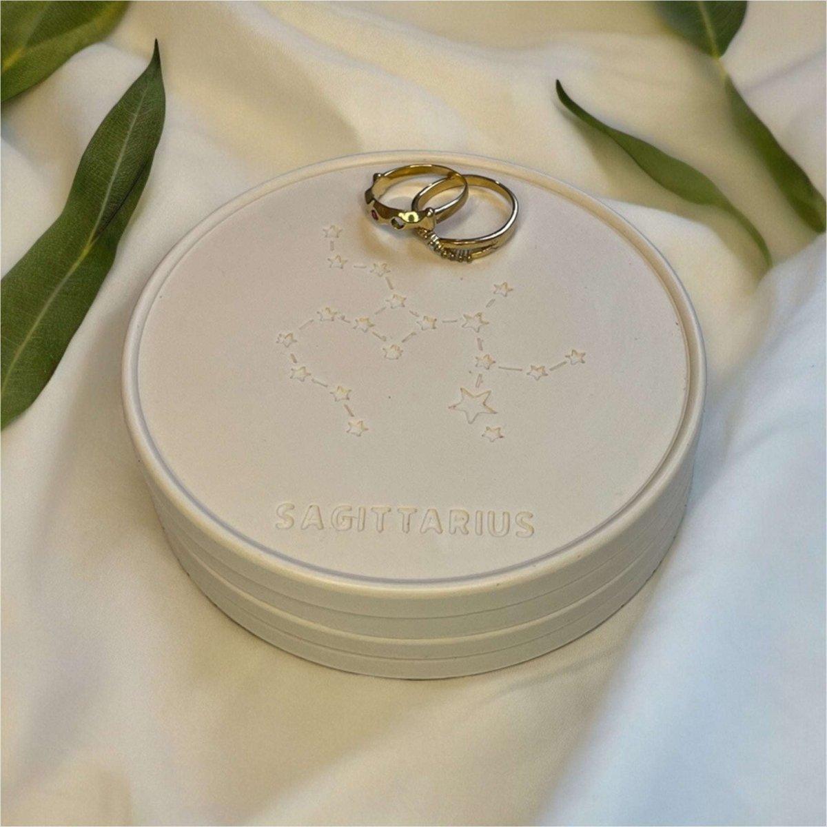 Onderzetters Boogschutter Sterrenbeeld - Onderzetters met Sterrenbeeld Boogschutter voegen astrologische charme toe. Handgemaakte onderzetters voor glazen, perfecte snuisterijen voor uw interieur. Onderzetters. Roeloffs Candles & Home Decor 