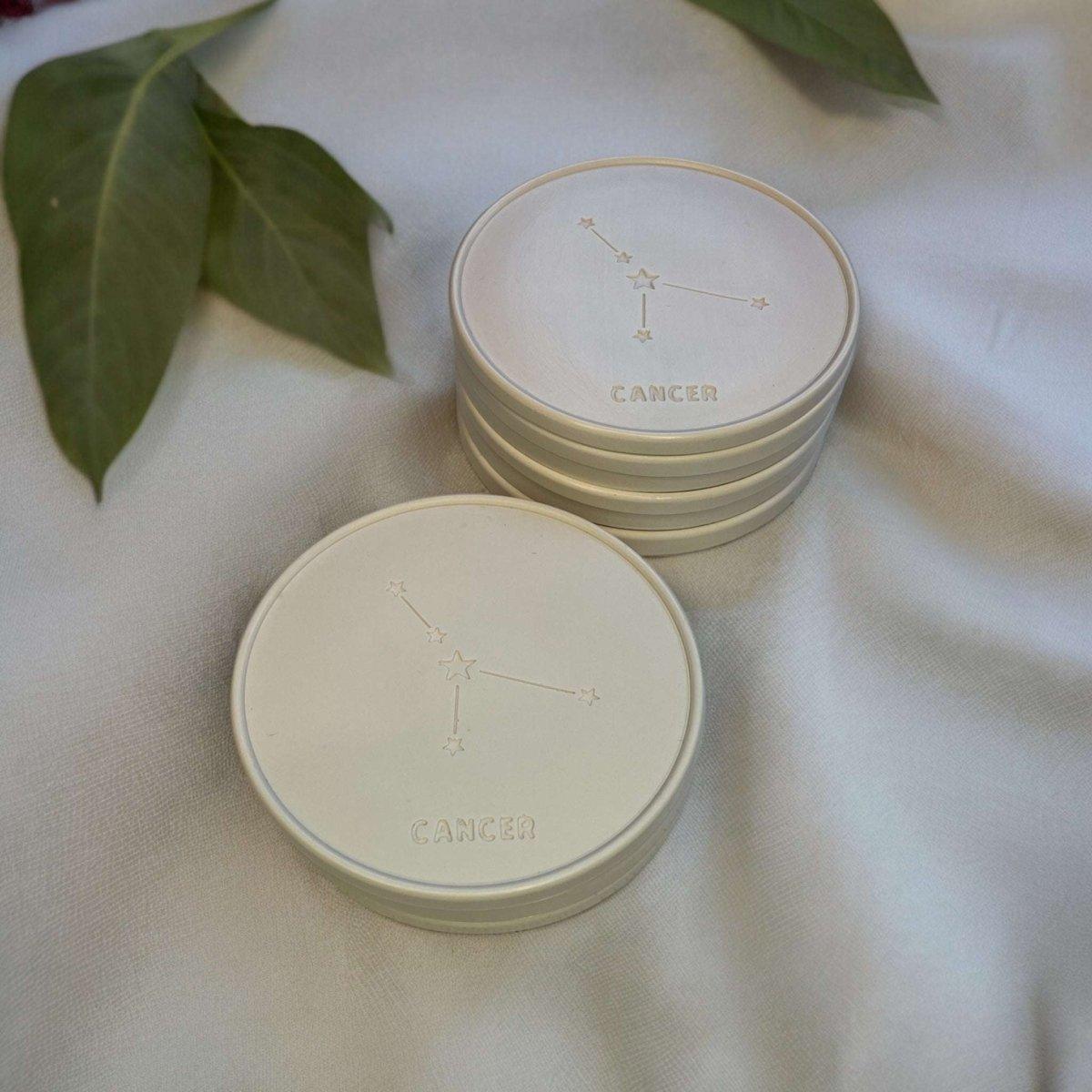 Onderzetters Sterrenbeeld Kreeft - Op zoek naar Woondecoratie Onderzetters Kreeft Sterrenbeeld? Ontdek de perfecte onderzetters met het Kreeft sterrenbeeld voor je tafel bij ons! Perfect voor een slow living decor Roeloffs Candles & Home Decor 