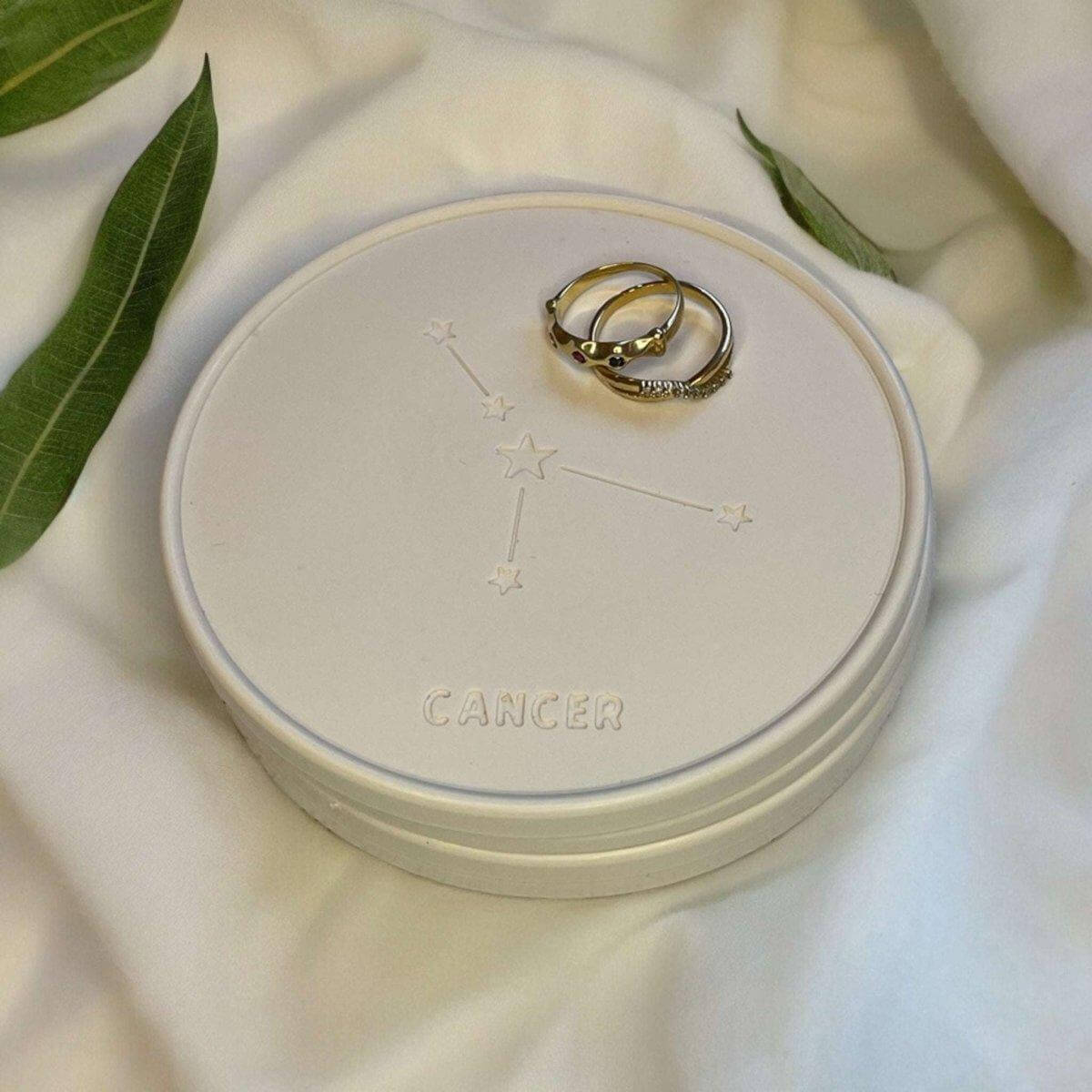 Onderzetters Sterrenbeeld Kreeft - Op zoek naar Woondecoratie Onderzetters Kreeft Sterrenbeeld? Ontdek de perfecte onderzetters met het Kreeft sterrenbeeld voor je tafel bij ons! Perfect voor een slow living decor Roeloffs Candles & Home Decor 