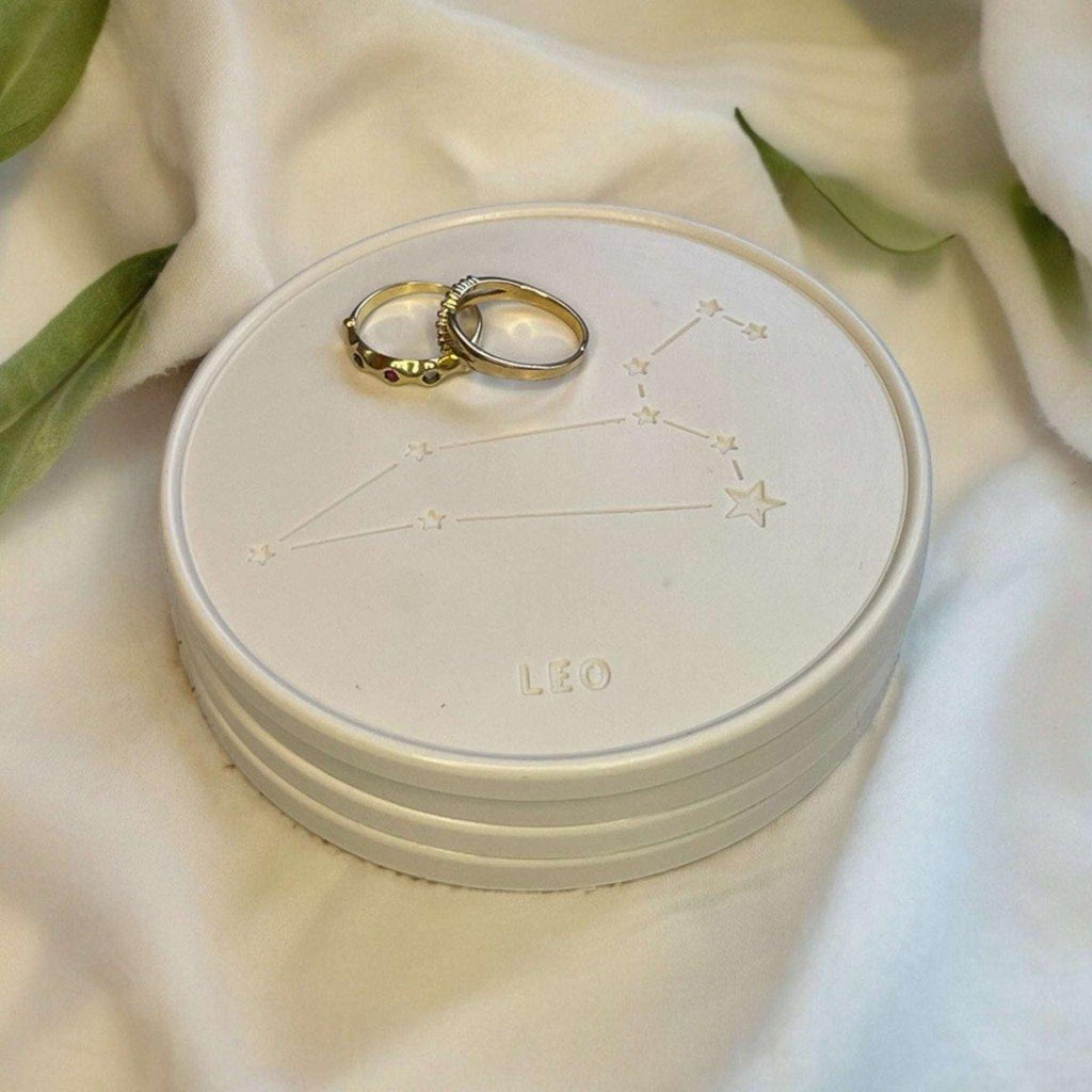 Onderzetters Sterrenbeeld Leeuw - Op zoek naar Slow living Woondecoratie Onderzetters Leeuw Sterrenbeeld? Ontdek onze collectie van prachtige onderzetters met het Leeuw sterrenbeeld. Ideaal als cadeau! Roeloffs Candles & Home Decor 