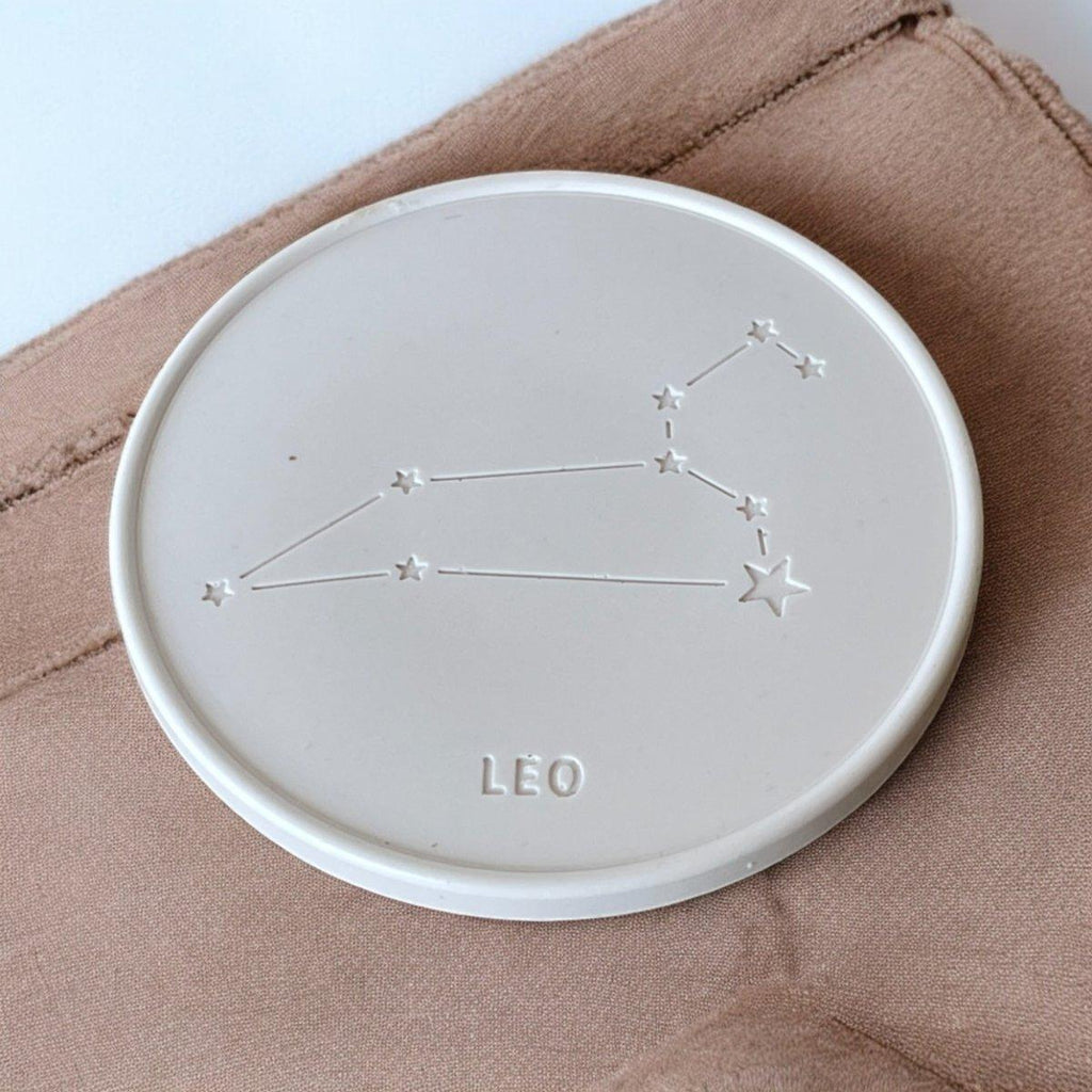 Onderzetters Sterrenbeeld Leeuw - Op zoek naar Slow living Woondecoratie Onderzetters Leeuw Sterrenbeeld? Ontdek onze collectie van prachtige onderzetters met het Leeuw sterrenbeeld. Ideaal als cadeau! Roeloffs Candles & Home Decor 