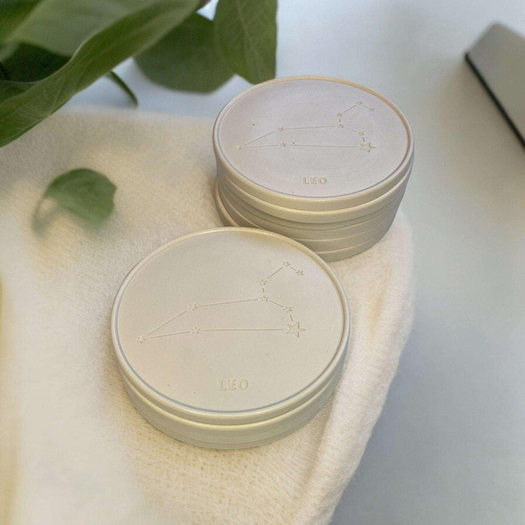 Onderzetters Sterrenbeeld Leeuw - Op zoek naar Slow living Woondecoratie Onderzetters Leeuw Sterrenbeeld? Ontdek onze collectie van prachtige onderzetters met het Leeuw sterrenbeeld. Ideaal als cadeau! Roeloffs Candles & Home Decor 