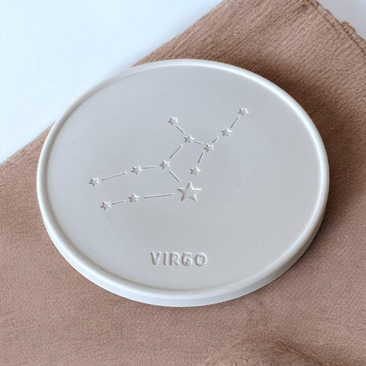 Onderzetters Sterrenbeeld Maagd - Op zoek naar slow living woondecoratie onderzetters met het Maagd sterrenbeeld? Ontdek onze Onderzetters Maagd Sterrenbeeld voor een unieke touch in jouw interieur. Roeloffs Candles & Home Decor 