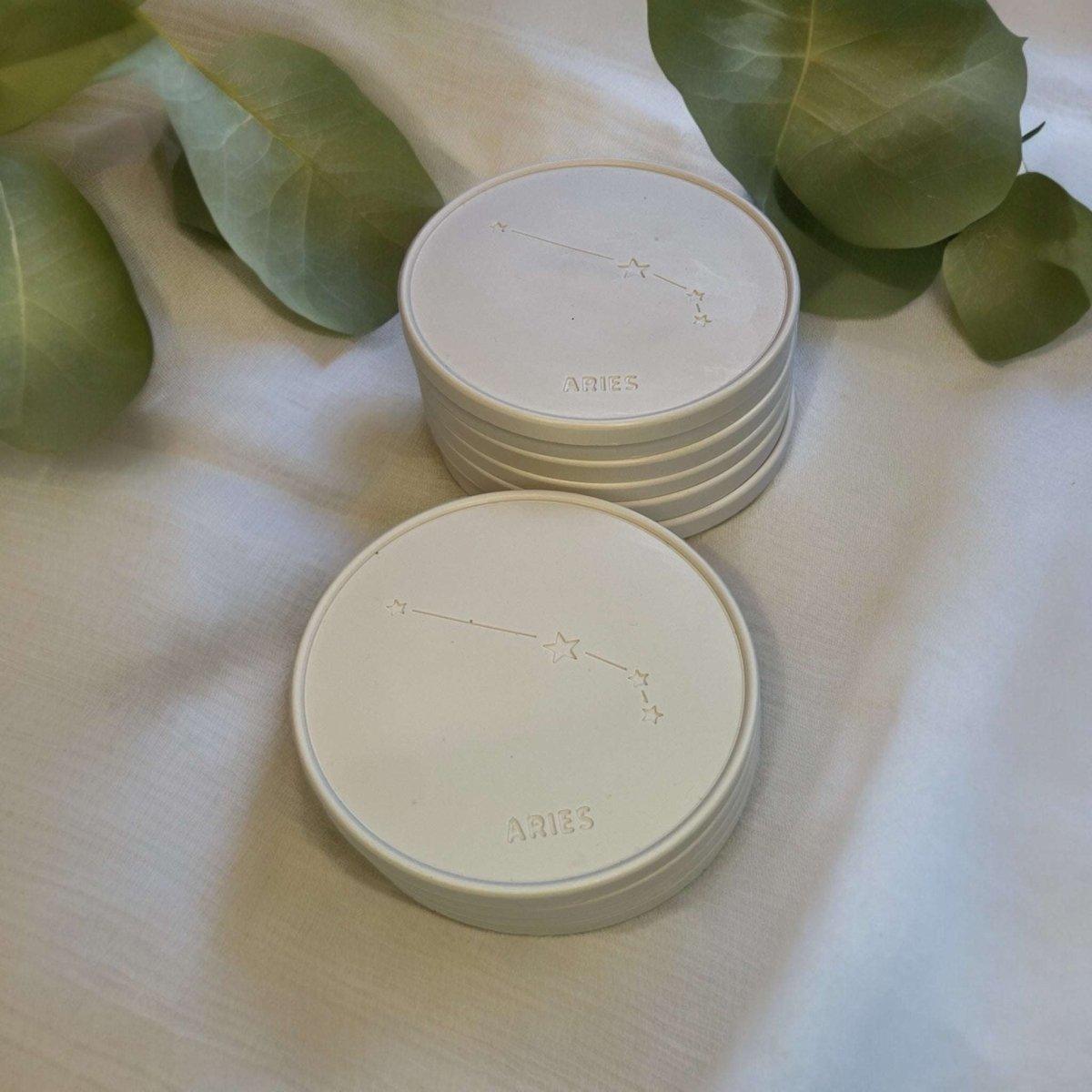 Onderzetters Sterrenbeeld Ram - Op zoek naarwoondecoratie Onderzetters Ram Sterrenbeeld? Ontdek ons assortiment slow living decoratie en display je snuisterijen met deze unieke en stijlvolle onderzetters. Bestel nu! Roeloffs Candles & Home Decor 