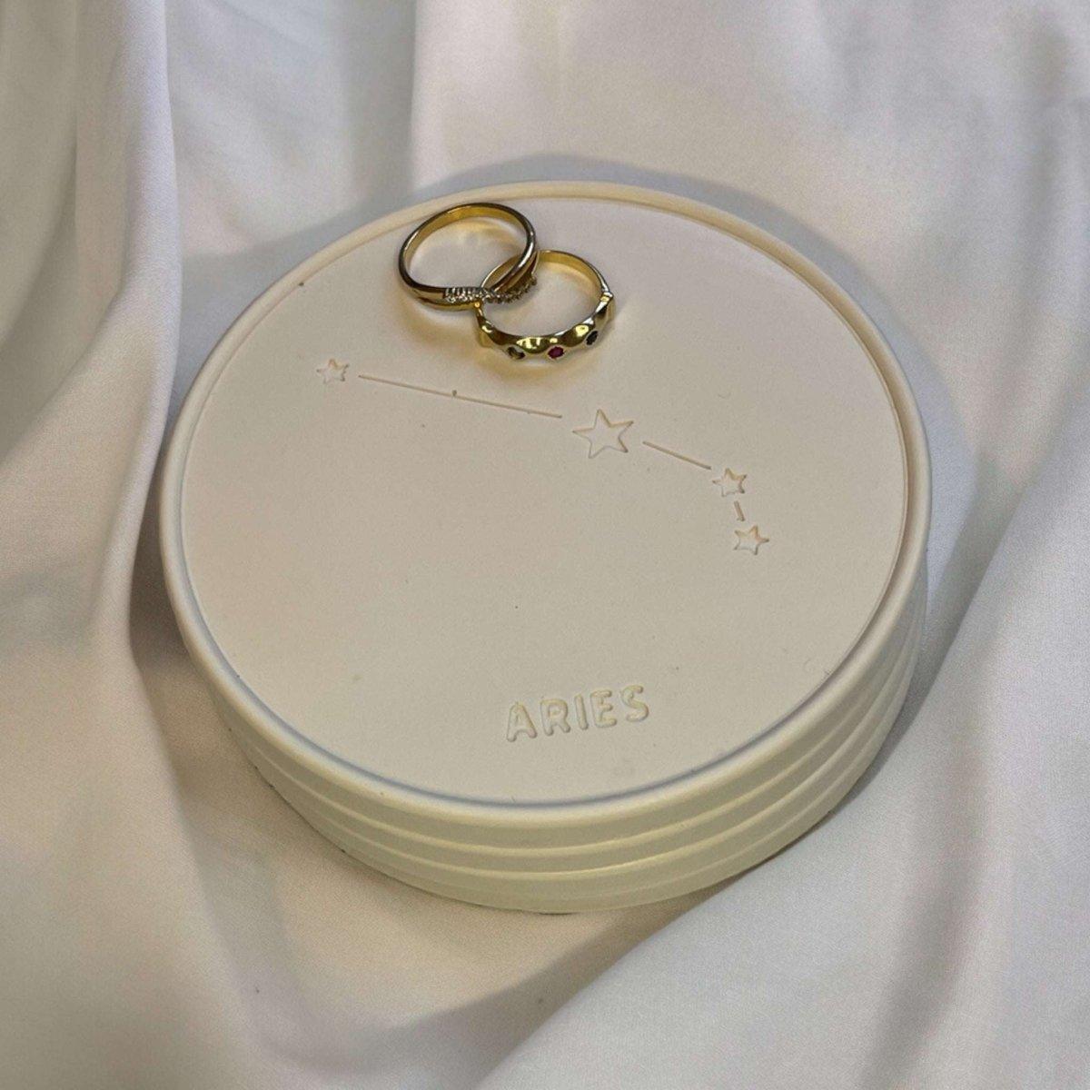 Onderzetters Sterrenbeeld Ram - Op zoek naarwoondecoratie Onderzetters Ram Sterrenbeeld? Ontdek ons assortiment slow living decoratie en display je snuisterijen met deze unieke en stijlvolle onderzetters. Bestel nu! Roeloffs Candles & Home Decor 