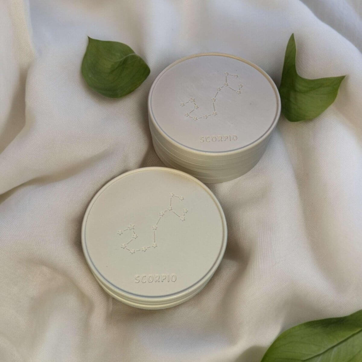 Onderzetters Sterrenbeeld Schorpioen - Shop de perfecte slow living woondecoratie Onderzetters Sterrenbeeld Schorpioen voor je interieur. Must-have woondecoratie met deze mooie en functionele onderzetters. Roeloffs Candles & Home Decor 