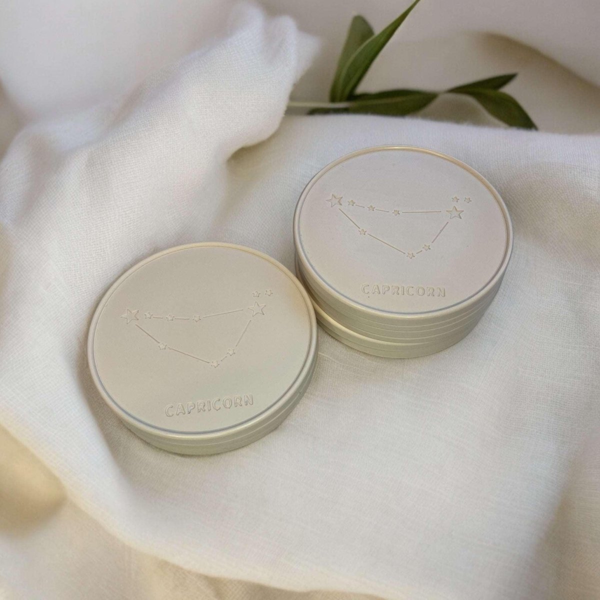 Onderzetters Sterrenbeeld Steenbok - Op zoek naar woondecoratie onderzetters met het Steenbok sterrenbeeld? Ontdek onze collectie Onderzetters Steenbok Sterrenbeeld voor een unieke touch in huis. Handgemaakte slow living decoratie Roeloffs Candles & Home Decor 