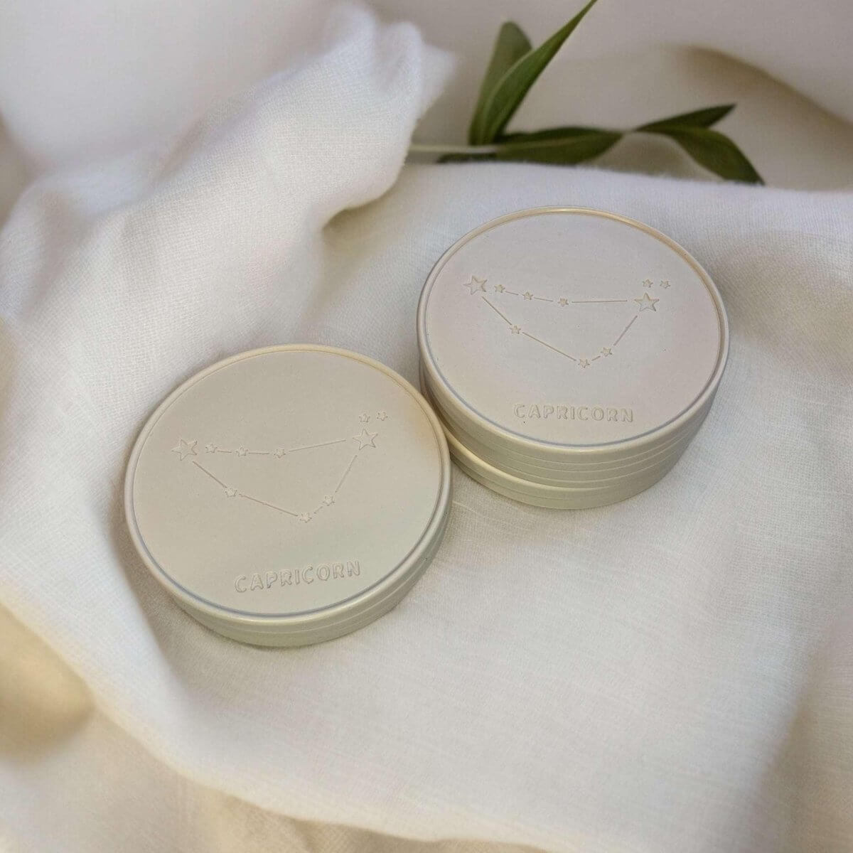 Onderzetters Sterrenbeeld Steenbok - Op zoek naar woondecoratie onderzetters met het Steenbok sterrenbeeld? Ontdek onze collectie Onderzetters Steenbok Sterrenbeeld voor een unieke touch in huis. Handgemaakte slow living decoratie Roeloffs Candles & Home Decor 