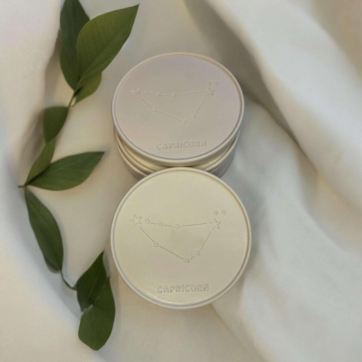 Onderzetters Sterrenbeeld Steenbok - Op zoek naar woondecoratie onderzetters met het Steenbok sterrenbeeld? Ontdek onze collectie Onderzetters Steenbok Sterrenbeeld voor een unieke touch in huis. Handgemaakte slow living decoratie Roeloffs Candles & Home Decor 