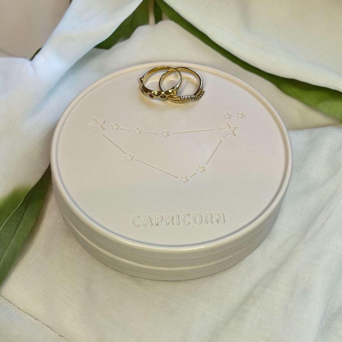 Onderzetters Sterrenbeeld Steenbok - Op zoek naar woondecoratie onderzetters met het Steenbok sterrenbeeld? Ontdek onze collectie Onderzetters Steenbok Sterrenbeeld voor een unieke touch in huis. Handgemaakte slow living decoratie Roeloffs Candles & Home Decor 