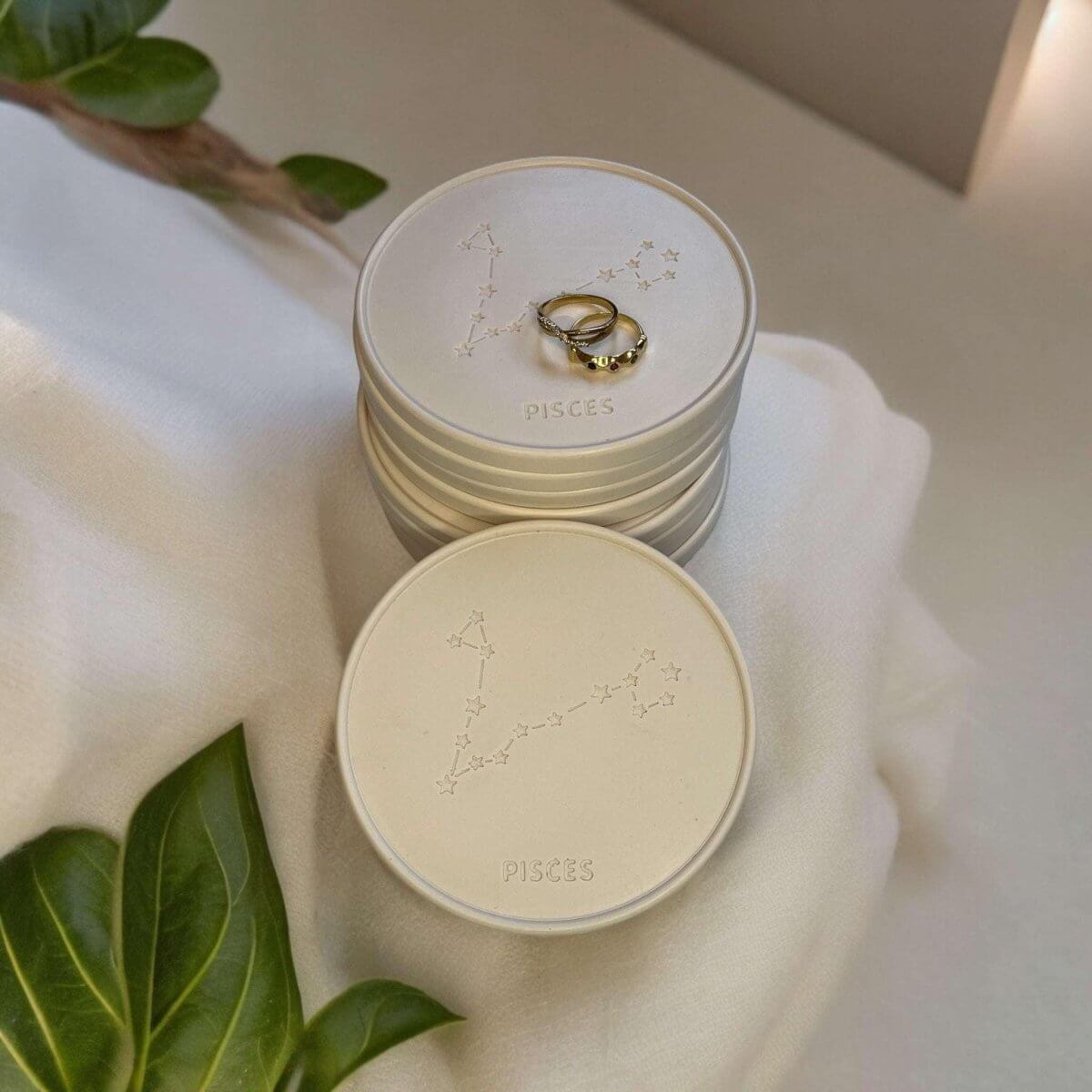 Onderzetters Sterrenbeeld Vissen - Ontdek onze prachtige collectie sterrenbeeld onderzetters, met het sterrenbeeld Vissen. Perfect voor een persoonlijk tintje aan jouw tafelsetting. Roeloffs Candles & Home Decor 