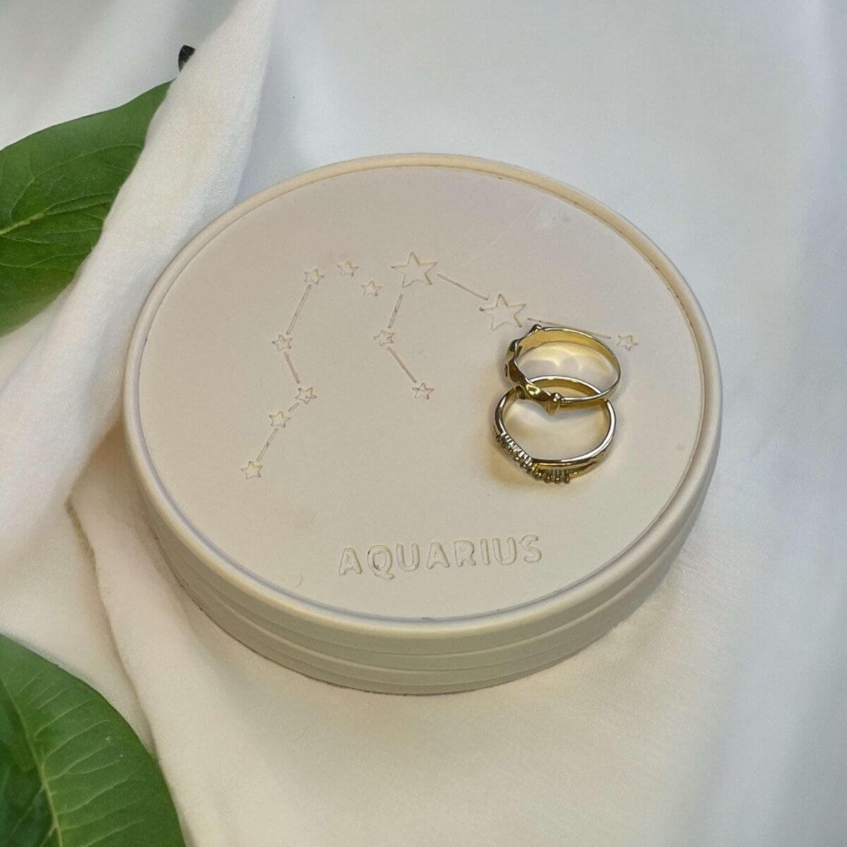 Onderzetters Sterrenbeeld Waterman - Op zoek naar woondecoratie onderzetters met het Waterman sterrenbeeld? Bekijk ons assortiment van woondecoratie onderzetters, de must-have woondecoratie Roeloffs Candles & Home Decor 