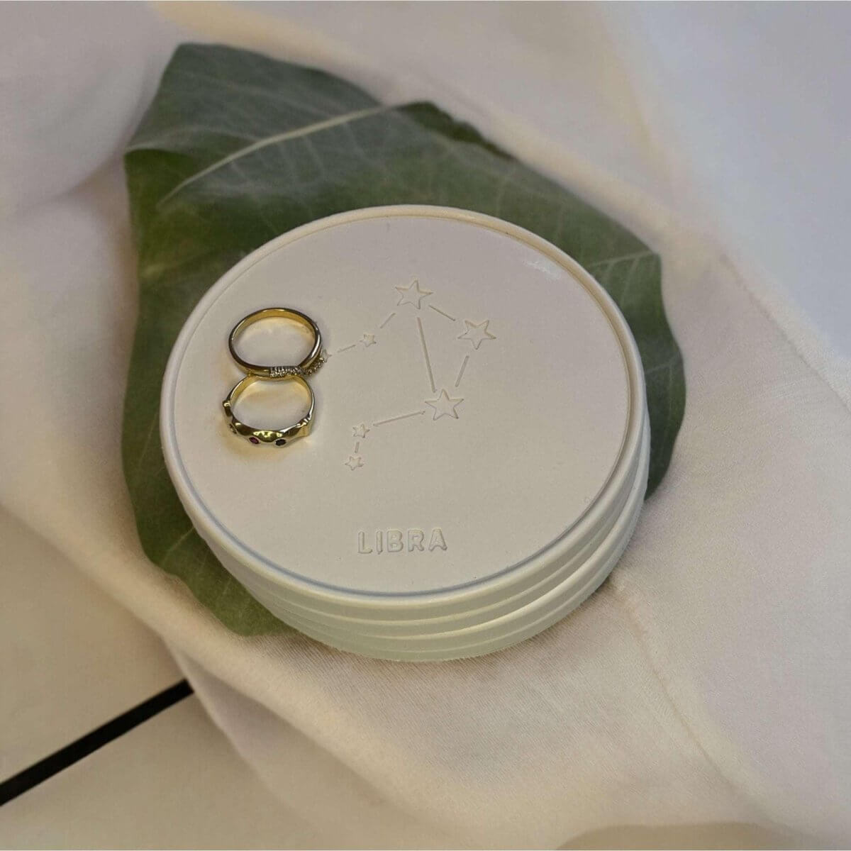 Onderzetters Sterrenbeeld Weegschaal - Shop de perfecte Onderzetters Weegschaal Sterrenbeeld voor je interieur. display je snuisterijen met deze stijlvolle onderzetters. Bestel ze hier! Roeloffs Candles & Home Decor 