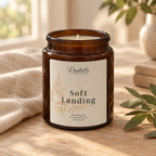 Open Soft Landing-geurkaars in een rustig interieur met zacht namiddaglicht