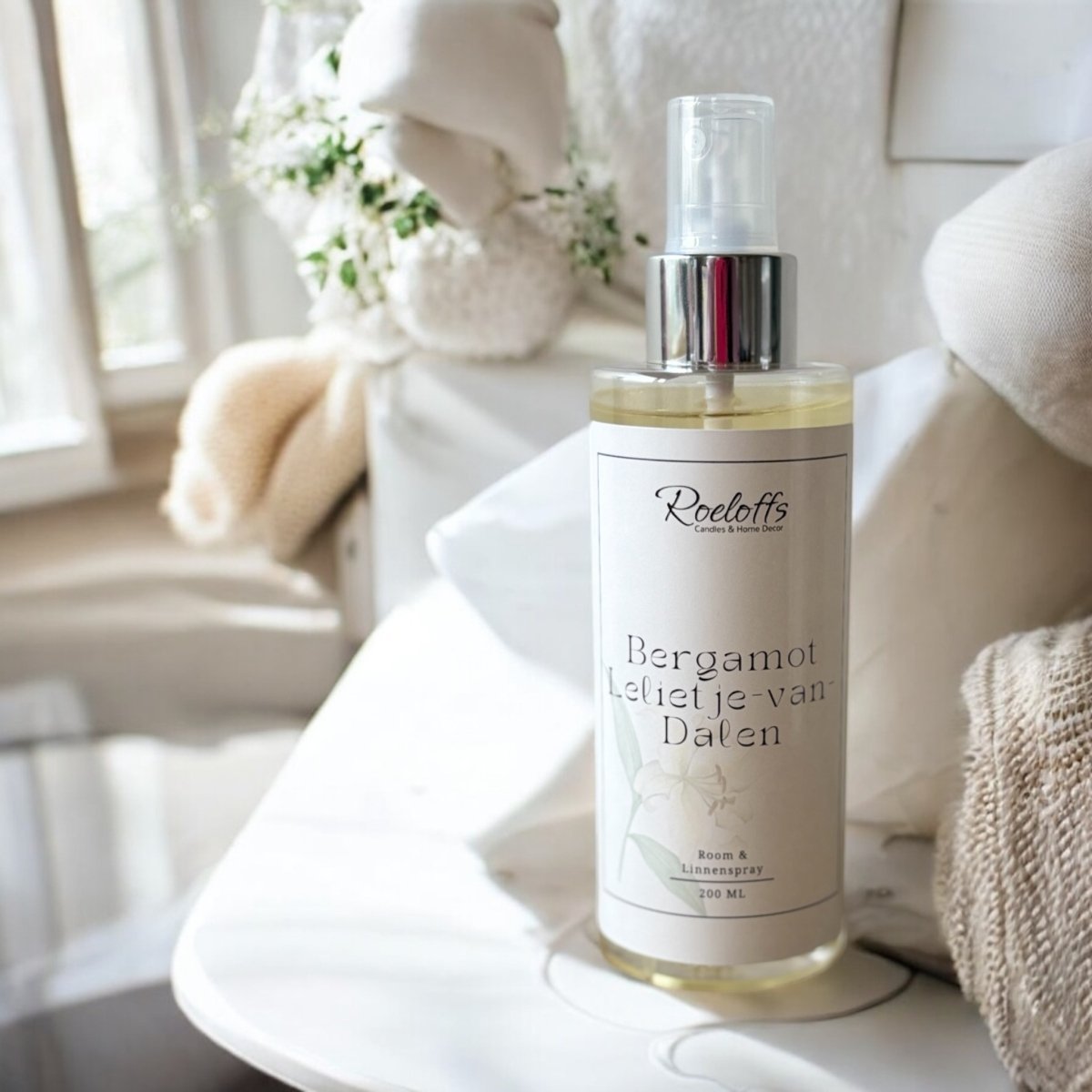 Roomspray Bergamot - Lelietje-van-Dalen - Deze goddelijk feestelijke geur brengt vrolijkheid voor je humeur met de aromatherapie voordelen in een interieur spray. Geniet en ontspan. Roeloffs Candles & Home Decor 
