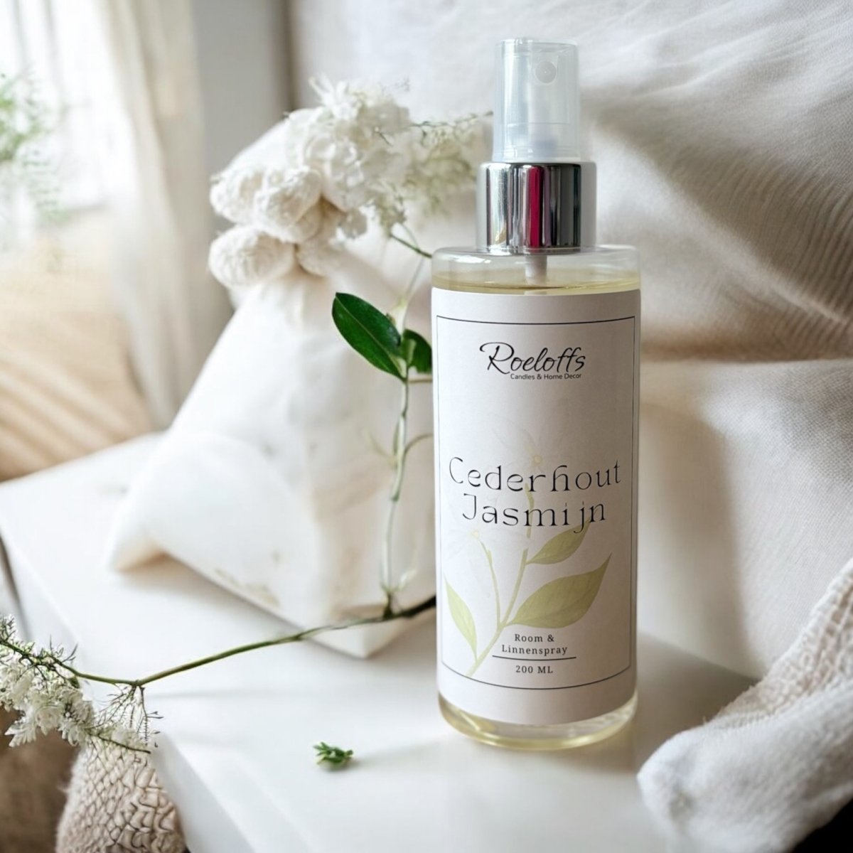 Roomspray Cederhout - Jasmijn - Rust in huis dankzij de helende geur van deze interieur spray Cederhout - Jasmijn. Aromatherapie voor jouw welzijn in een sterke roomspray. Roeloffs Candles & Home Decor 
