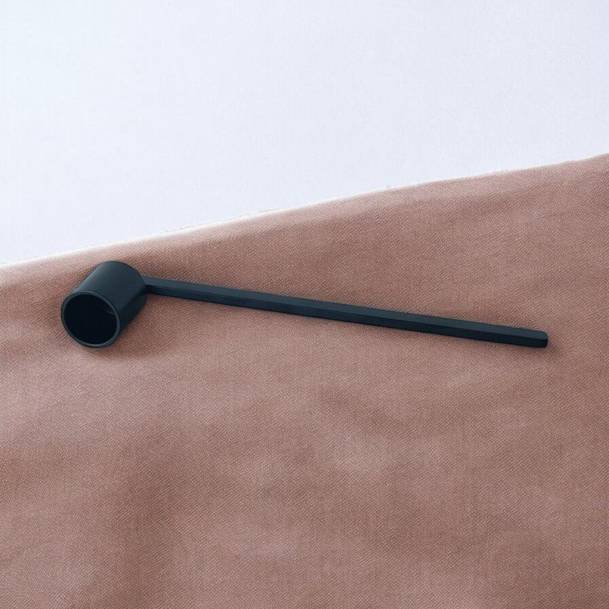 Set lontknipper & kaarsendover - Set kaarsendover en lontknipper voor optimale kaarsbeleving. Elegante zwarte set kaarsendover en lontknipper verlengt levensduur en verbetert gebruik. Roeloffs Candles & Home Decor 