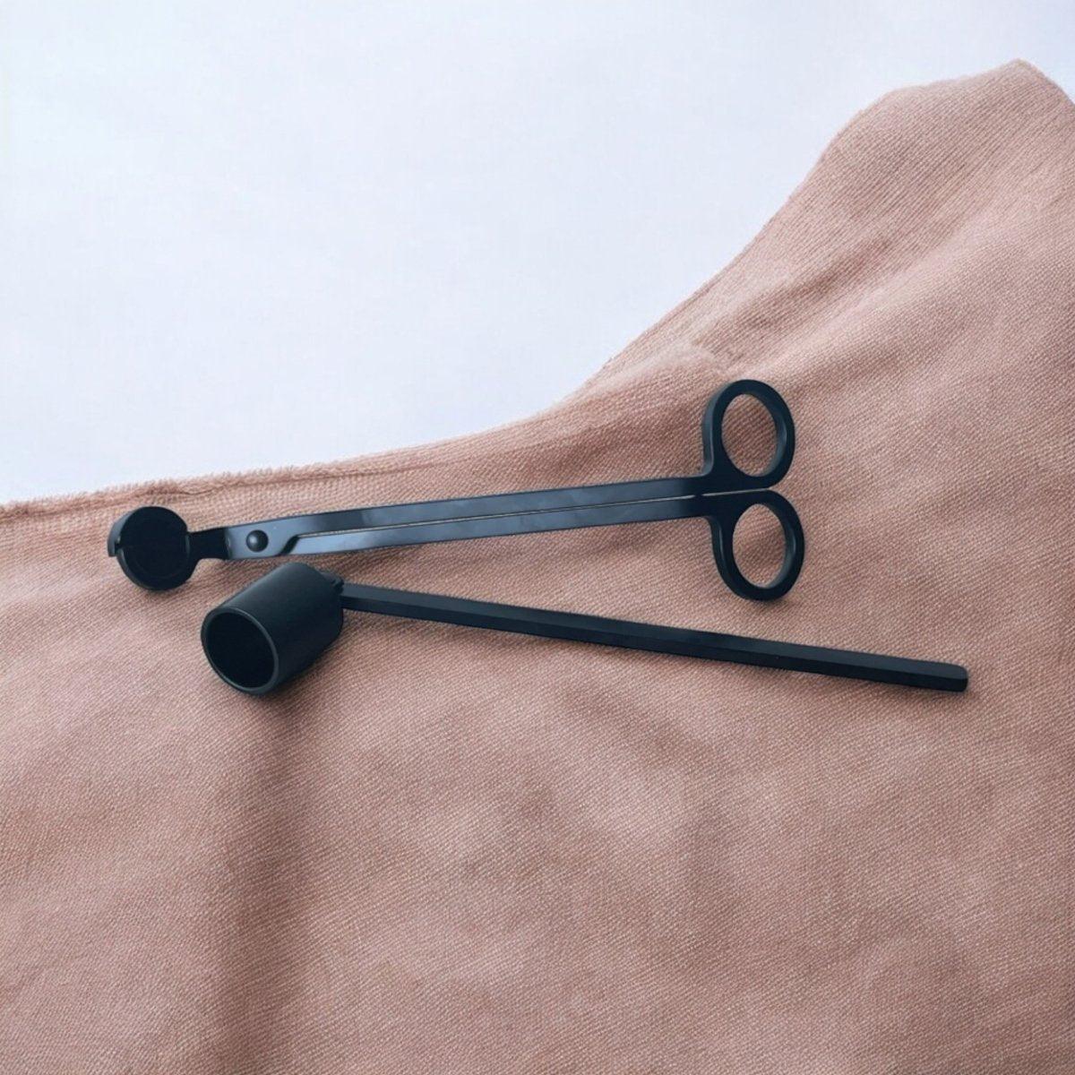 Set lontknipper & kaarsendover - Set kaarsendover en lontknipper voor optimale kaarsbeleving. Elegante zwarte set kaarsendover en lontknipper verlengt levensduur en verbetert gebruik. Roeloffs Candles & Home Decor 