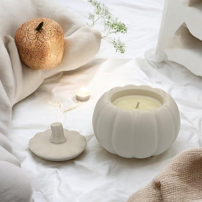 Pompoen kaars - Haal de gezellige geur van de herfst in huis met deze unieke pompoen kaars. Geuren van Sinaasappel en Kaneel die je verwarmen tijdens de koude dagen Roeloffs Candles & Home Decor 