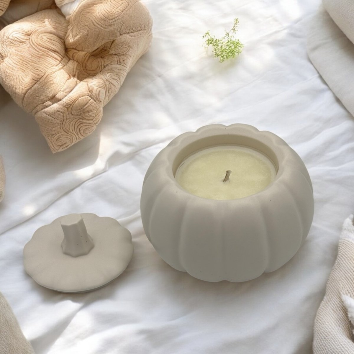 Pompoen kaars - Haal de gezellige geur van de herfst in huis met deze unieke pompoen kaars. Geuren van Sinaasappel en Kaneel die je verwarmen tijdens de koude dagen Roeloffs Candles & Home Decor 