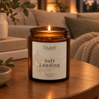 Soft Landing-geurkaars met een kleine vlam in een warme, rustige woonkamer