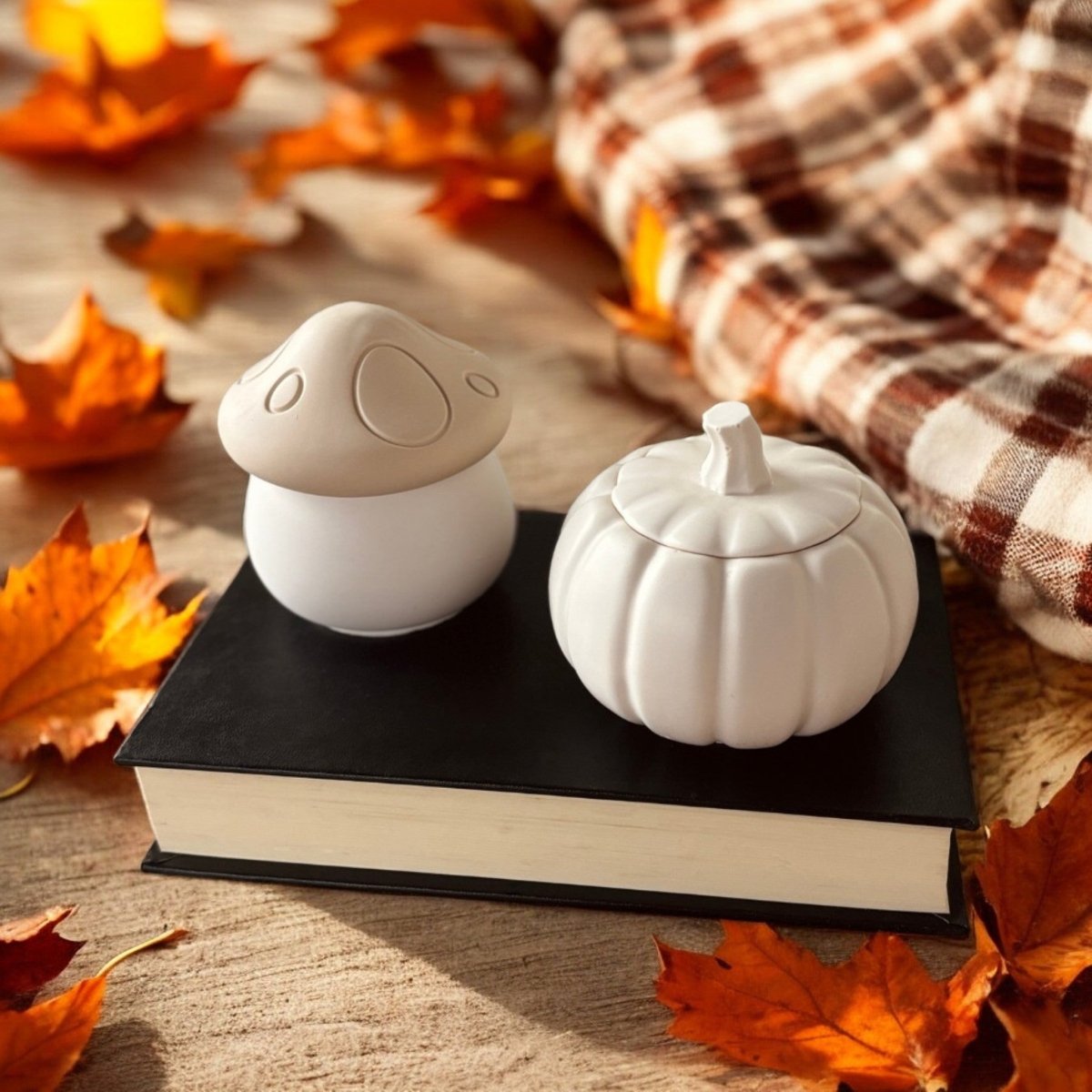 Voordeelbundel herfst geurkaarsen - Onze bestsellers zijn nu samen te koop voor een voordelige prijs! Je hoeft niet meer te kiezen, pompoen kaars en paddenstoel kaars samen in de sale! Roeloffs Candles & Home Decor 