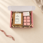 Warme flatlay van het geopende Roeloffs Candles cadeaupakket