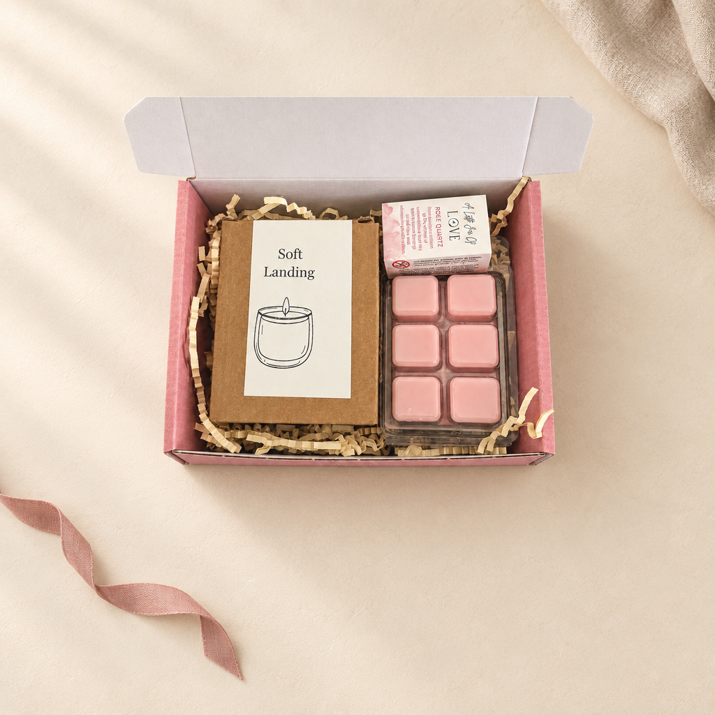 Warme flatlay van het geopende Roeloffs Candles cadeaupakket