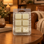 Waxmelt op een houten salontafel in een behaaglijke woonkamer bij avondlicht
