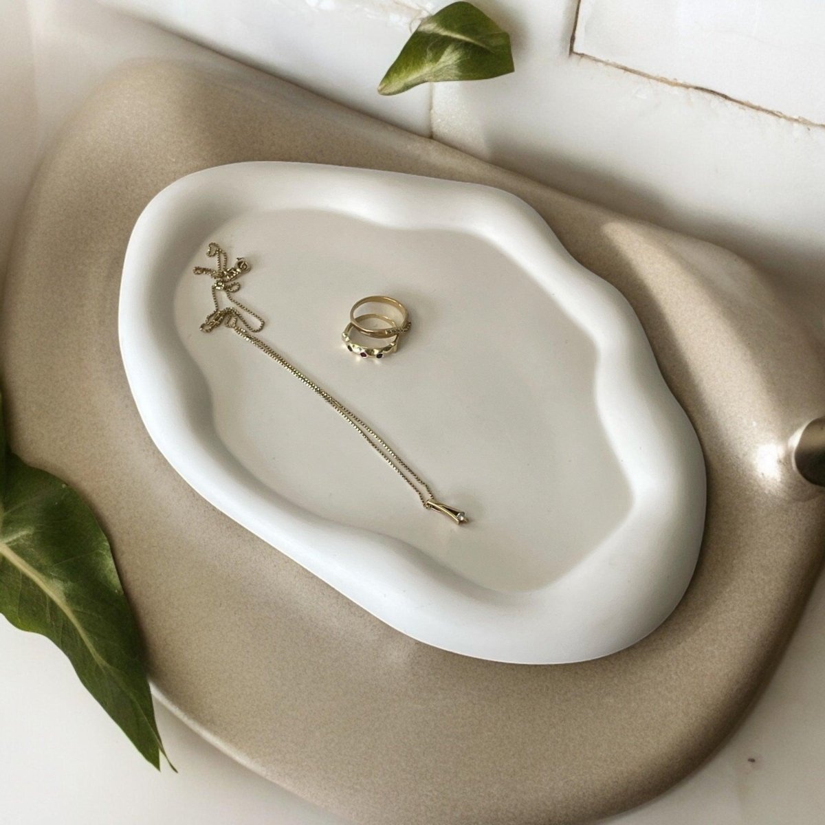 Woondecoratie Schaal Wolk #2 - Woondecoratie creëert rust en ontspanning. Ontdek onze handgemaakte woondecoraties en woonaccessoires voor jouw slow living interieur. Roeloffs Candles & Home Decor 