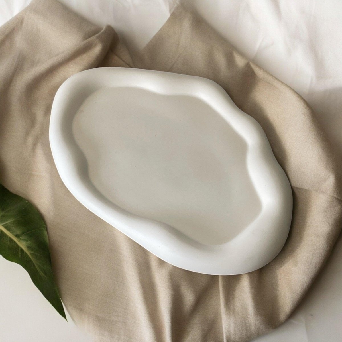 Woondecoratie Schaal Wolk #2 - Woondecoratie creëert rust en ontspanning. Ontdek onze handgemaakte woondecoraties en woonaccessoires voor jouw slow living interieur. Roeloffs Candles & Home Decor 